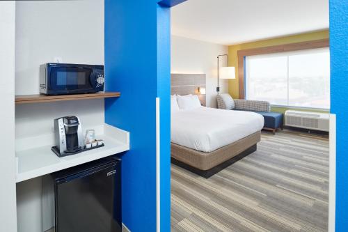 埃尔帕索Holiday Inn Express - El Paso - Sunland Park Area, an IHG Hotel的一间酒店客房,配有一张床和一台电视