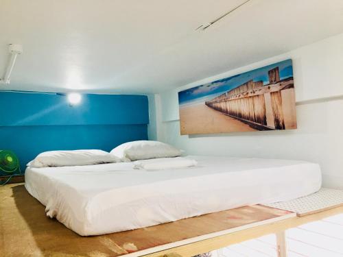 霍普金斯Crash Pad Adventure Hostel的一间卧室设有两张床,墙上挂着一幅画