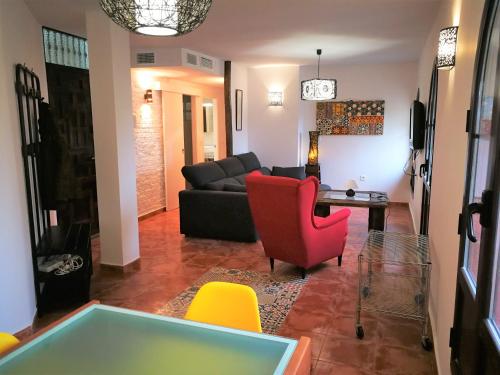 格拉纳达卡萨蒙塔尔班图瑞迪克公寓酒店的客厅配有黑色沙发和黄色椅子