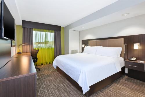 Holiday Inn Express Winnipeg Airport - Polo Park, an IHG Hotel客房内的一张或多张床位