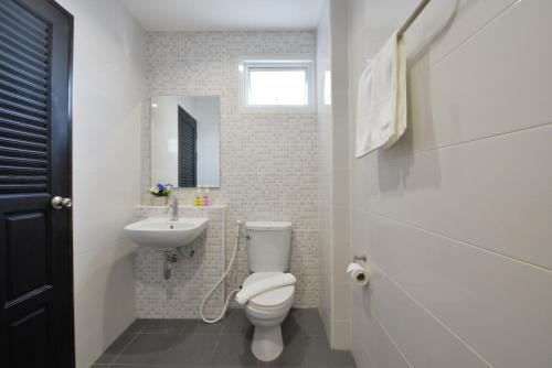 拉差汶里班拉姆恩酒店的白色的浴室设有卫生间和水槽。