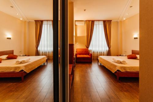 顿河畔罗斯托夫托莱多旅馆的酒店客房,配有两张床和椅子