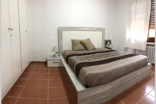 Vilassar de DaltALOJAMIENTO CON JARDIN 20KM BARCELONA的一间卧室设有一张大床,铺有木地板