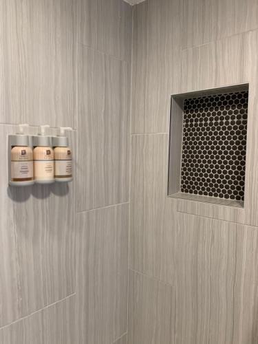 格伦代尔樱花汽车旅馆的浴室设有2瓶肥皂和淋浴。