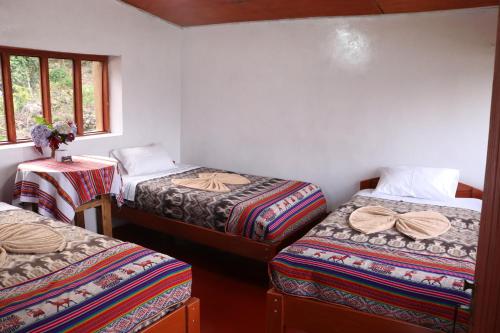 SalcantayLlactapata Lodge overlooking Machu Picchu - camping - restaurant的客房设有三张床和一张带窗户的桌子