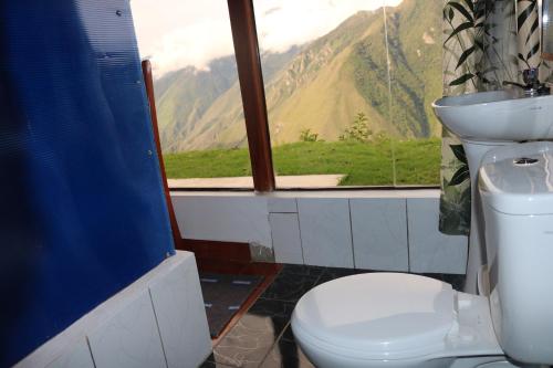 SalcantayLlactapata Lodge overlooking Machu Picchu - camping - restaurant的山景浴室设有卫生间