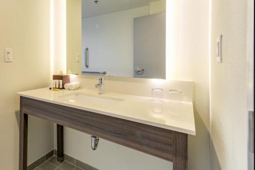 圣路易斯Saint Louis Airport Hotel的浴室设有白色水槽和镜子
