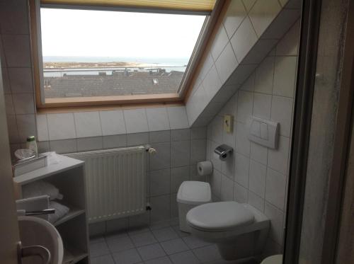 黑尔戈兰岛斯图本摩卡酒店的一间带卫生间和窗户的浴室