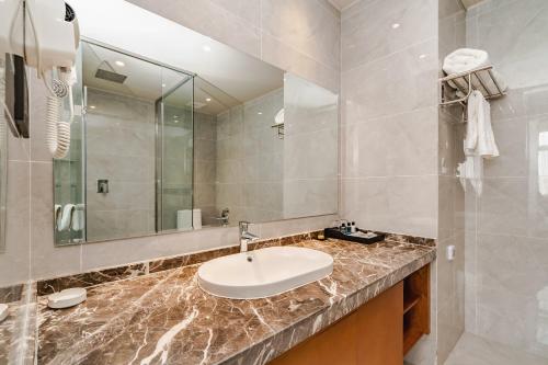 敦煌敦煌福华国际大酒店的一间带水槽和镜子的浴室