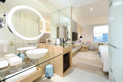 台北趣淘漫旅 - 台北 的一间带水槽和镜子的浴室
