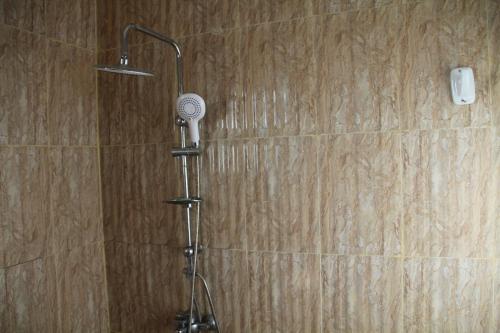 拜尔卡The Pearl Farm Chalet的浴室内配有淋浴和头顶淋浴