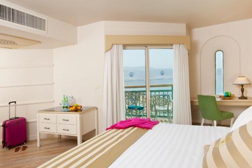 埃拉特Herods Palace Hotels & Spa Eilat a Premium collection by Fattal Hotels的酒店客房设有床和窗户。