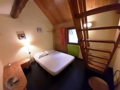 Saint-Martin-en-VercorsAuberge Refuge de Roybon的小房间,设有床和梯子