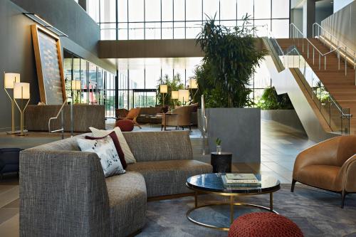 萨克拉门托金普顿索耶酒店的大堂配有沙发、椅子和桌子