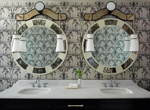 华盛顿摩纳哥华盛顿特区金普顿酒店的浴室设有2个水槽和2面镜子