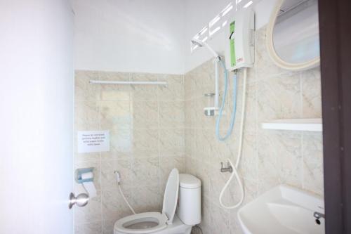 高兰Marina hut guest house的一间带卫生间和淋浴的浴室。