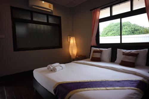 高兰Marina hut guest house的一间卧室配有一张大床和毛巾