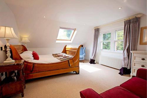 邓巴The Head Gardeners Cottage, Dunbar的一间卧室配有一张床、一个梳妆台和一扇窗户。