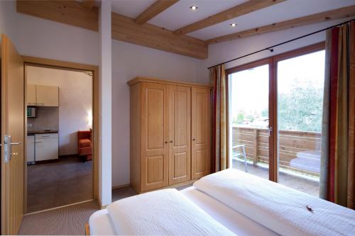 蒂罗尔州圣约翰诺伊尔旅馆的一间卧室设有一张床和一个大窗户