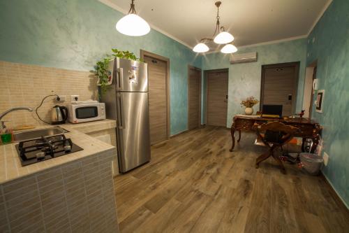 罗马Iris Guest House的厨房配有不锈钢冰箱和桌子