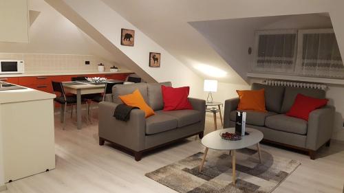 斯尔斯Il Centrale A&B的一间带两张沙发的客厅和一间厨房