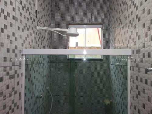 TamoiosCasa de Praia / Cabo Frio的浴室设有玻璃淋浴间和玻璃淋浴间