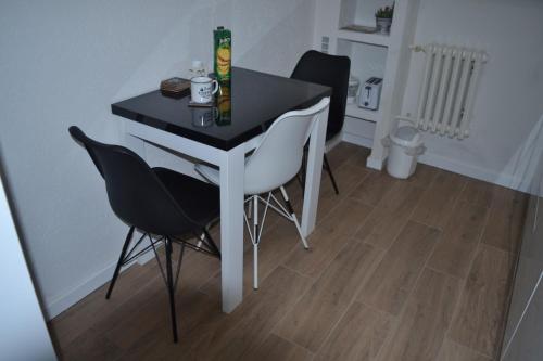 萨拉热窝Apartman Dejna的黑白桌子和椅子
