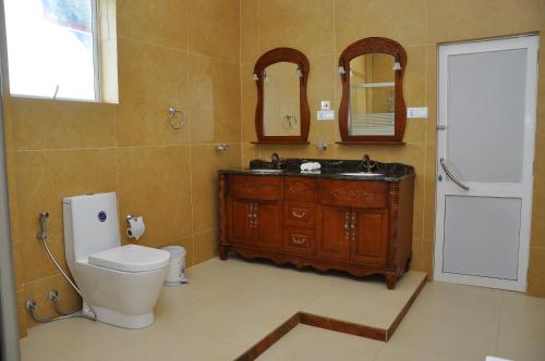 拜蒂克洛东泻湖酒店的一间带卫生间、水槽和镜子的浴室