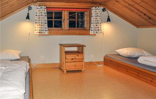 萨伦Beautiful Home In Slen With House A Mountain View的一间卧室设有两张床和窗户。