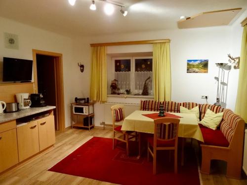 巴德加斯坦拉盖博乡村别墅公寓的客厅设有餐桌和厨房