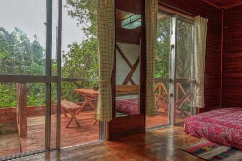 石垣岛435的客房设有床和带滑动玻璃门的阳台。