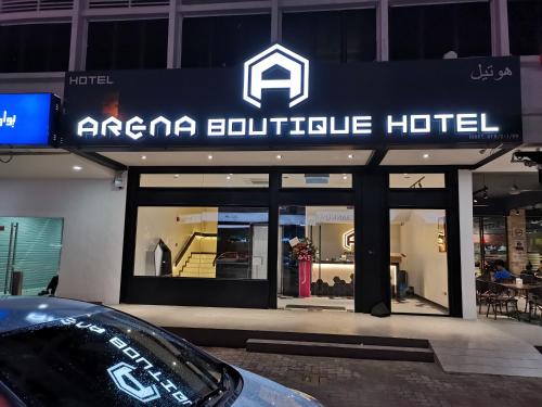 瓜拉丁加奴ARENA Boutique Hotel Kuala Terengganu的停在竞技场前的汽车