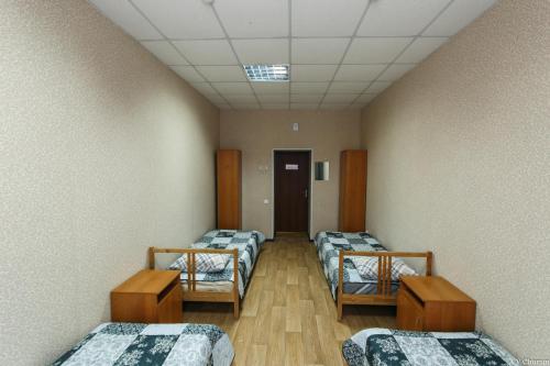 克麦罗沃Gostinitsa on Martemyanova的一间设有四张床的客房,位于一个设有天花板的房间