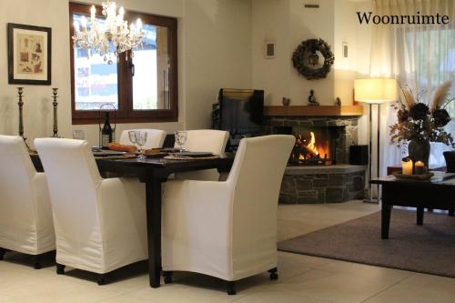 莫尔金斯Edelweiss A13的餐桌、白色椅子和壁炉