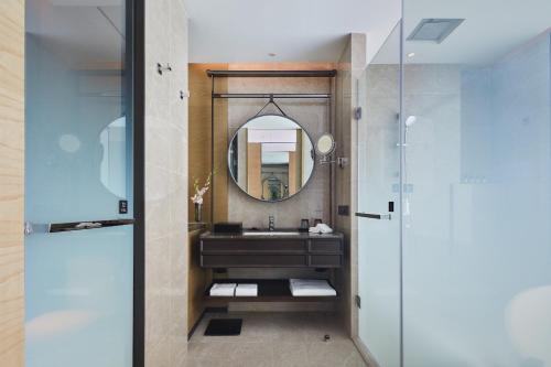 上海上海卓越铂尔曼大酒店的一间带水槽和镜子的浴室
