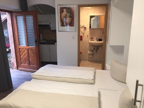圣马丁拉贝木屋酒店的客房设有两张床和通往浴室的门。