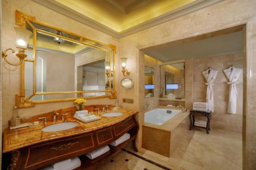 新德里里拉宫殿酒店的一间浴室