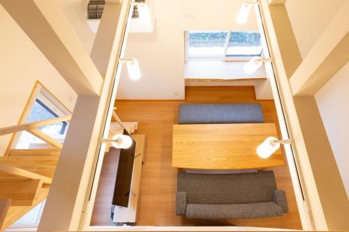 白马村白馬パウダーマウンテン的阁楼间由带楼梯和沙发的房子改建而成