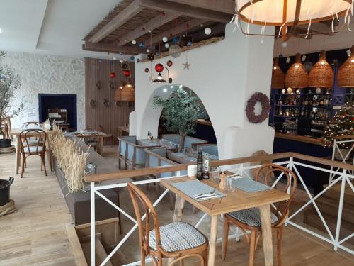 布拉索夫戈特酒店 的一间带桌椅的餐厅和一间酒吧