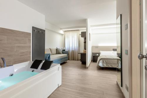 圣马西莫米勒托酒店的带浴缸的浴室和卧室