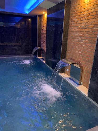 布雷西亚马斯特酒店的一个带喷泉的按摩浴缸