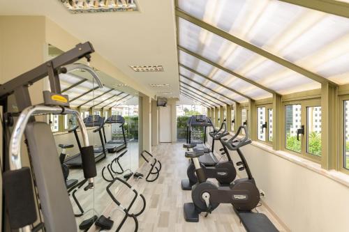 里斯本多姆卡洛斯自由酒店的拥有一排跑步机和椭圆机的健身房