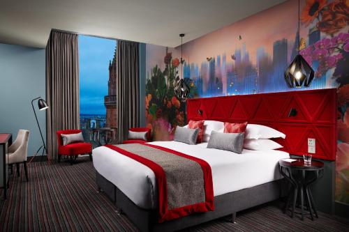 爱丁堡Malmaison Edinburgh City的酒店客房设有一张大床和红色床头板