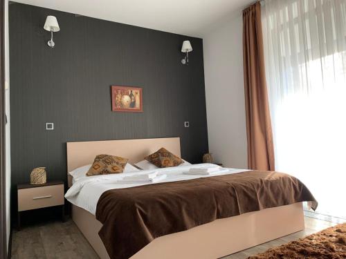 波亚纳布拉索夫TIAM Apartment Poiana Brașov D117, 3 rooms, 3 terraces, 3 bathrooms的一间卧室设有一张大床和黑色墙壁