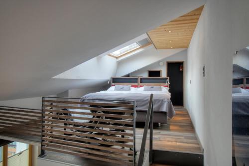 采尔马特阿伯克斯木屋旅馆的一间卧室设有一张床和一个楼梯