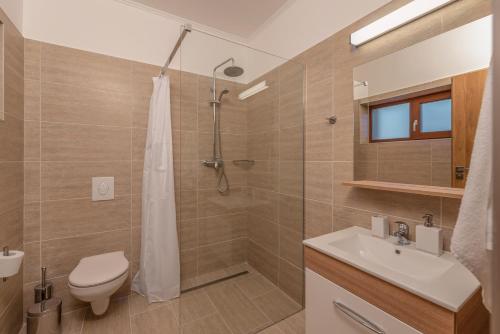 Hídfő Apartman-Nyugalom Szigetei的一间浴室