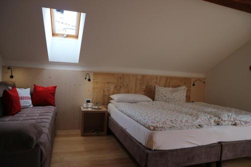 菲耶梅堡里兹住宿加早餐旅馆的一间卧室设有一张大床和一个窗户。