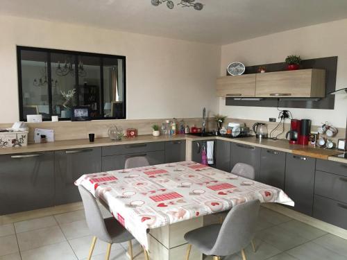 DamvilleDétente en Normandie的厨房配有桌子和桌布