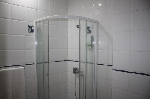 AssomadaHotel Avenida的浴室里设有玻璃门淋浴