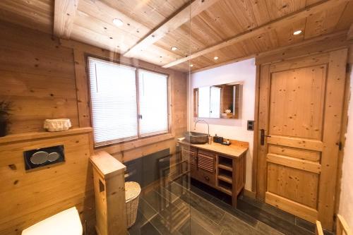 梅杰夫Close to the village - Chalet 4 Bedrooms, Mont-Blanc View的小屋内的浴室设有盥洗盆和卫生间